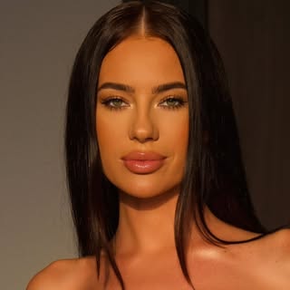 Ｌａｕｒａ Ｂａｄｕｒａ’s Instagram Stats, Engagement & Profile Insights (@laurabadura)